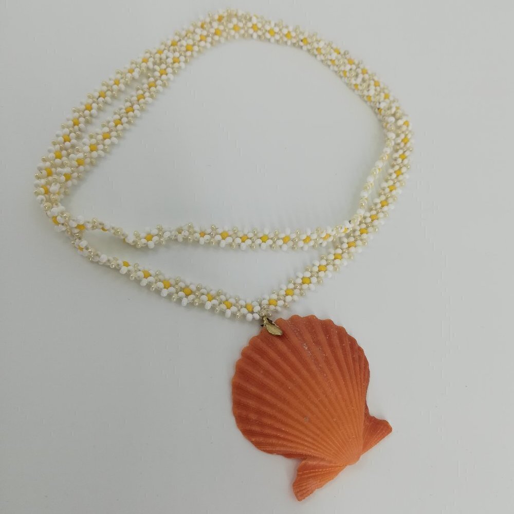 Vintage Daisy Beaded Necklace Seashell